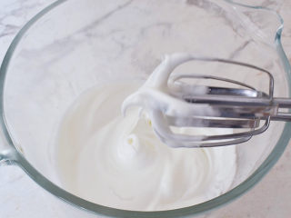 22、半熟芝士蛋糕,分三次加入白糖,打发至湿性发泡