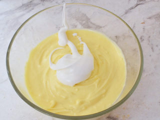 23、半熟芝士蛋糕,将三分之一的蛋白放入面糊中翻拌均匀