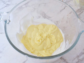 24、半熟芝士蛋糕,再把拌匀的面糊倒回蛋白中