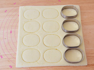 26、半熟芝士蛋糕,将晾凉的蛋糕胚用半熟芝士模刻出蛋糕片