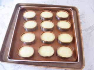 29、半熟芝士蛋糕,将烤盘放入另一个大烤盘中,向大烤盘中注入清水