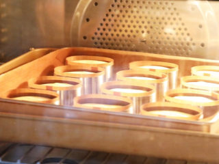 30、半熟芝士蛋糕,放入预热好的烤箱,上下火160度,中层烤25分钟左右,烤好焖5分钟再取出