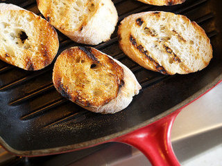 2、蔬菜鸡汤,并将面包片放入波纹烤锅中烤至微焦，或使用烤箱220摄氏度炙烤