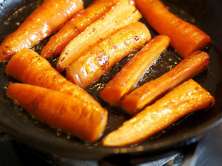 4、蔬菜鸡汤,将胡萝卜放在煎过鸡肉的锅内煎至焦糖色，这一步是好味道的关键，根茎蔬菜经过高温油煎后再炖煮会有意想不到的好味道