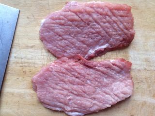 4、香酥黄金炸猪排,剁成图片上这样差不多了