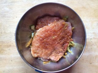 11、香酥黄金炸猪排,用手抓匀，放置腌入味