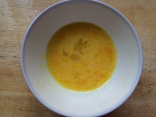 12、香酥黄金炸猪排,鸡蛋打入碗