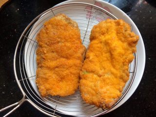 17、香酥黄金炸猪排,捞出沥干油