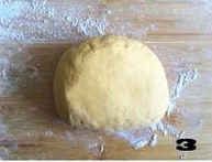 2、【向日葵面点】,向日葵小面点的制作：取南瓜面团揉匀，排气后醒发10分钟。