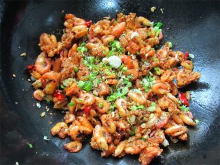 10、蒜香辣味虾,倒入虾翻炒裹上蒜泥味后关火，并倒入青蒜碎，洒上黑椒粒装饰即可出锅