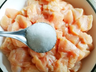 3、狂甩肯德基几条街的劲爆鸡米花,加1勺盐。