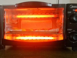 17、狂甩肯德基几条街的劲爆鸡米花,放入预热好的烤箱中,180度20分钟。