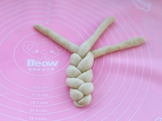 10、全麦辫子面包,从中间向两边编成辫子