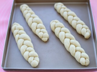 12、全麦辫子面包,将编好的辫子排放烤盘内