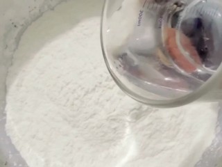 2、家常油饼,加入3克盐，倒入温水