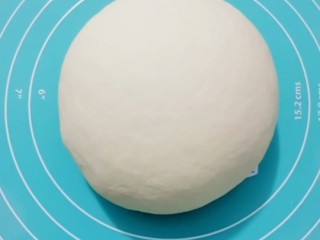 4、家常油饼,揉成光滑面团，醒发一个小时