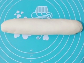 5、家常油饼,把面条揉成长条