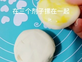 8、家常油饼,在剂子上均匀摸上油酥，三个剂子摞在一起