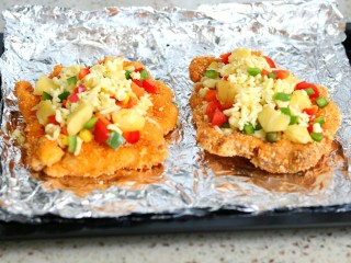 8、鸡排披萨,彩椒和菠萝切丁，杂蔬玉米粒煮熟，鸡排上撒一层马苏里拉，再摆上彩椒丁、菠萝丁、杂蔬玉米粒，最后再撒适量马苏里拉