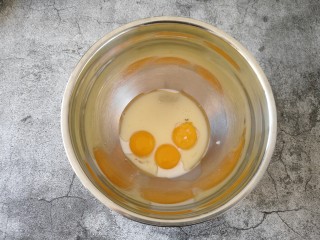 3、原味戚风蛋糕,蛋黄中加入10克白砂糖、牛奶、玉米油（因为是称好重量的 所以用刮刀把装牛奶、玉米油的容器刮干净 减少浪费）。