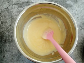 11、原味戚风蛋糕,翻拌均匀 像炒菜那样翻拌 动作要轻 要快。