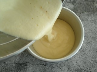 14、原味戚风蛋糕,把翻拌好的蛋黄糊倒入模具。