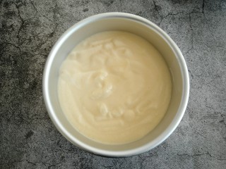 15、原味戚风蛋糕,从高处往下稍微震几下 震出多余气泡 放入烤箱上140 下130 烤制50分钟。