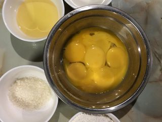 1、十寸戚风蛋糕(不开裂),蛋清蛋白分离,这里是蛋黄霜的材料
