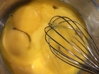 3、十寸戚风蛋糕(不开裂),蛋黄用打蛋器轻轻打散