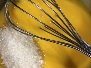 4、十寸戚风蛋糕(不开裂),加入白糖搅拌均匀。最好是绵白糖,那种糖粉,比较容易融化。