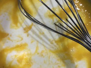 5、十寸戚风蛋糕(不开裂),加入牛奶搅拌均匀