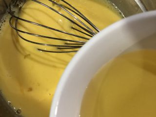 6、十寸戚风蛋糕(不开裂),加入玉米油搅拌均匀至糖,牛奶,蛋黄,油充分融合。