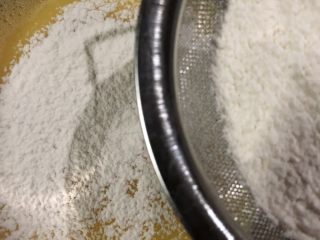 8、十寸戚风蛋糕(不开裂),低筋面粉分两次过筛加入蛋黄里,用J或Z字型翻拌均匀。不要画圈搅拌以免面粉起筋。