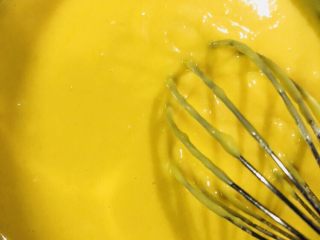 9、十寸戚风蛋糕(不开裂),翻拌至光滑细腻没有面疙瘩就完成了。