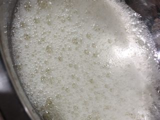 11、十寸戚风蛋糕(不开裂),低速打发蛋白至有大气泡,第一次加入三分之一白糖,转高速打发至气泡变成小气泡