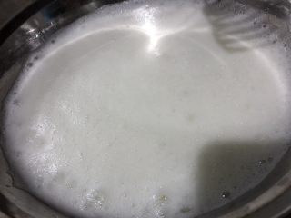 12、十寸戚风蛋糕(不开裂),第二次加入三分之一白糖继续打发。