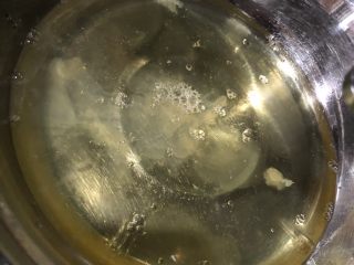 10、十寸戚风蛋糕(不开裂),蛋白中加入几滴白醋,稳定蛋白的同时可以去腥。放入少量盐,增加风味。