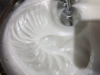 13、十寸戚风蛋糕(不开裂),打发至稍微有纹路,第三次加入白糖打发,此时可转为中低速打发,以免打发过头。