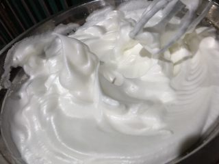 14、十寸戚风蛋糕(不开裂),蛋白打发到有直立尖角就打发好了。