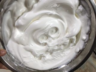 15、十寸戚风蛋糕(不开裂),打发好的蛋白霜盆倒扣都不会掉下来,且有光泽感。