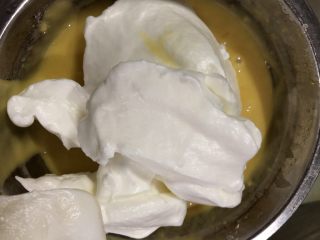 16、十寸戚风蛋糕(不开裂),在蛋白霜里加入三分之一蛋白霜,用硅胶刀翻拌均匀,用J或Z字型翻拌均匀,不要画圈搅拌以免蛋白消泡。