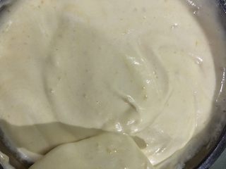 17、十寸戚风蛋糕(不开裂),翻拌均匀的样子。