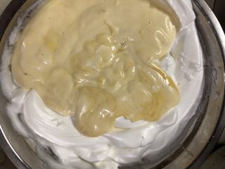 18、十寸戚风蛋糕(不开裂),倒入剩下的蛋白霜中翻拌均匀