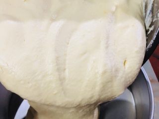 20、十寸戚风蛋糕(不开裂),拿出模具,将蛋白霜从15-2.厘米高的地方倒入模具中。这样做是为了消除大气泡。