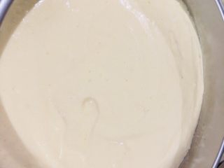 21、十寸戚风蛋糕(不开裂),用硅胶刀轻轻抹平。将模具拿起轻轻震两下,震出大气泡。不可用力过度,以免底层蛋糕塌陷。