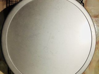 24、十寸戚风蛋糕(不开裂),倒扣放凉,需要两个小时左右。