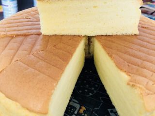 27、十寸戚风蛋糕(不开裂),色泽金黄,气孔细腻。