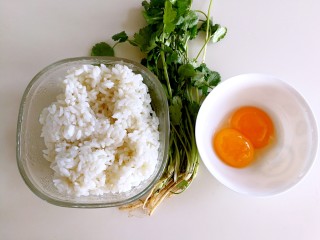 2、香菜芝士饭团～剩米饭也有春天,鸡蛋打散