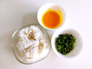 3、香菜芝士饭团～剩米饭也有春天,香菜洗干净切碎，剩米饭微波炉加热一下