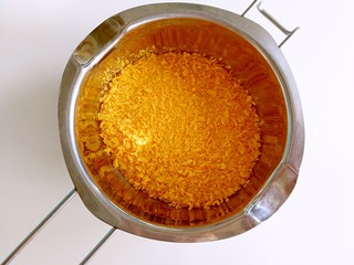 4、香菜芝士饭团～剩米饭也有春天,面包糠倒到较深的容器里